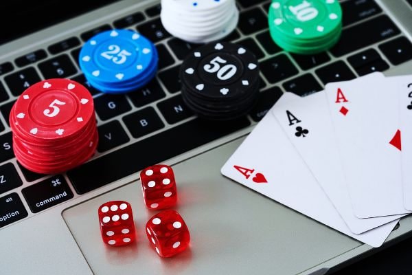 7777kyat VIP ကစားသူများ APP မှတဆင့် cashback rewards စစ်ဆေးနေသောမြင်ကွင်း